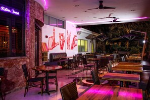 Breakfast, lunch, dinner and brunch served - Dream South Beach, by Hyatt (Miami Beach)