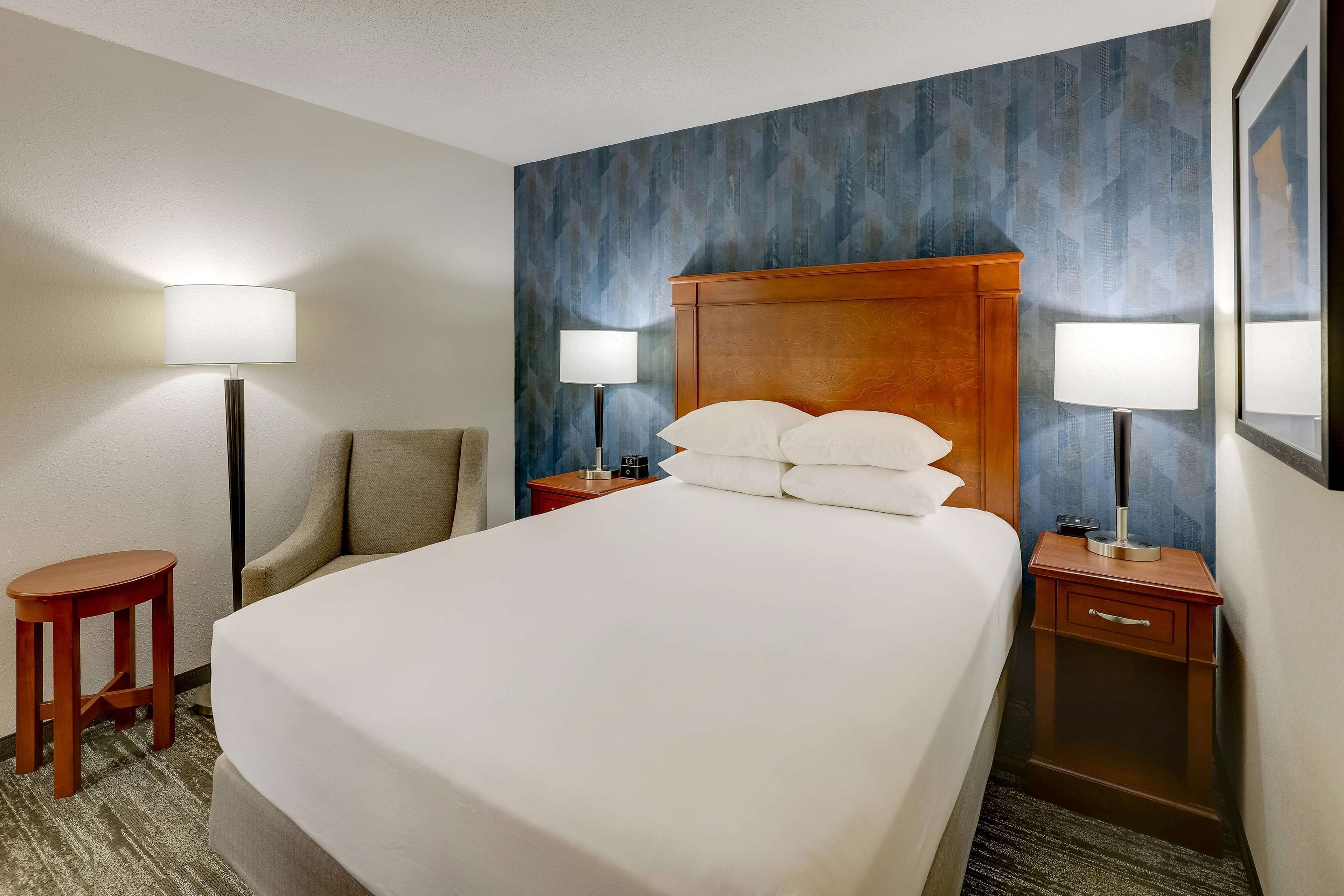 deluxe room, 1 queen bed, refrigerator & microwave | 1 bedroom, desk, blackout curtains, iron/ironing board