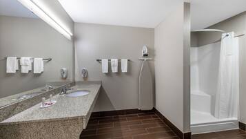 Værelse - 1 kingsize-seng - handicapvenligt - ikke-ryger (Mobility) | Badeværelse | Gratis toiletartikler, hårtørrer, håndklæder