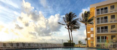 4 outdoor pools, open 6:00 AM to 9:00 PM, pool loungers