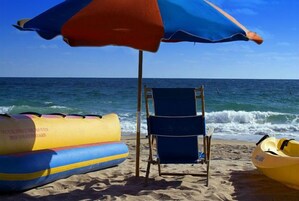 En la playa, arena blanca, toallas de playa