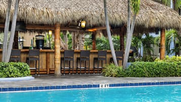 4 albercas al aire libre, acceso de 06:00 a 21:00, y camastros