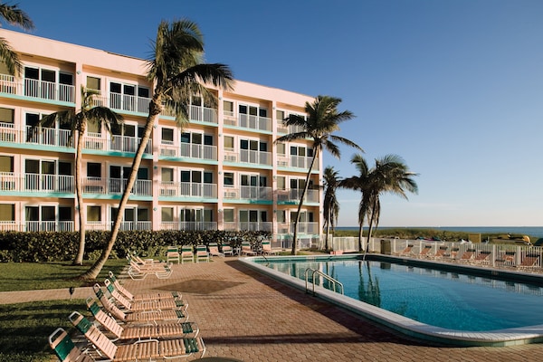 4 outdoor pools, open 6:00 AM to 9:00 PM, sun loungers