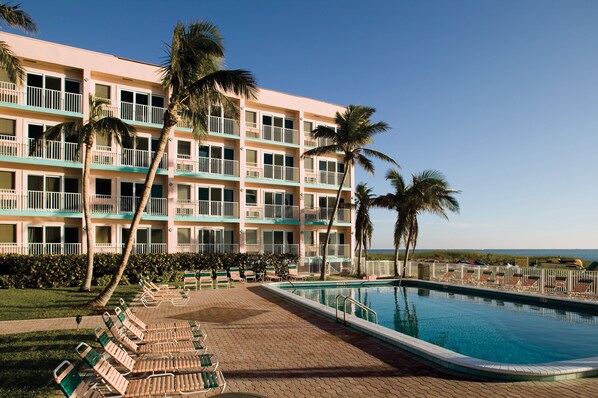 4 outdoor pools, open 6:00 AM to 9:00 PM, pool loungers