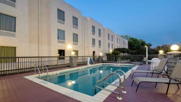 Una piscina al aire libre (de 11:00 a 20:00), sombrillas, tumbonas