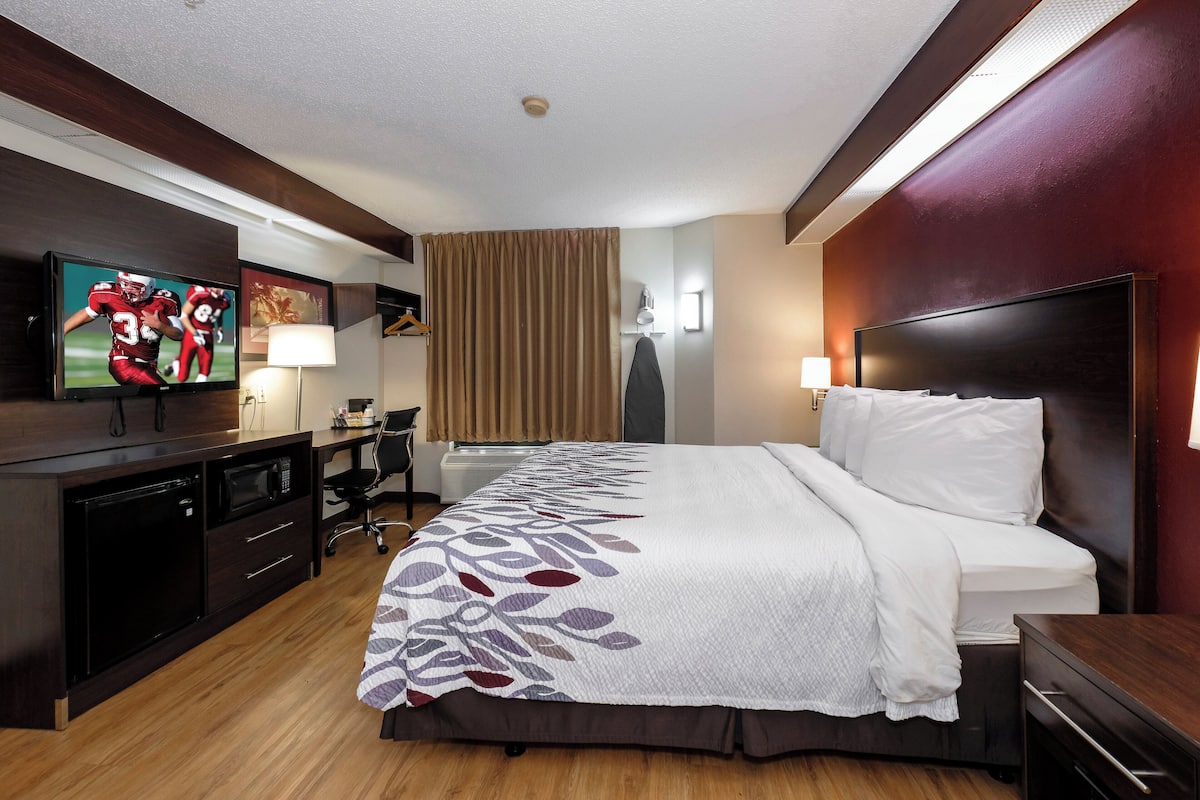 Desk, laptop workspace, iron/ironing board, rollaway beds