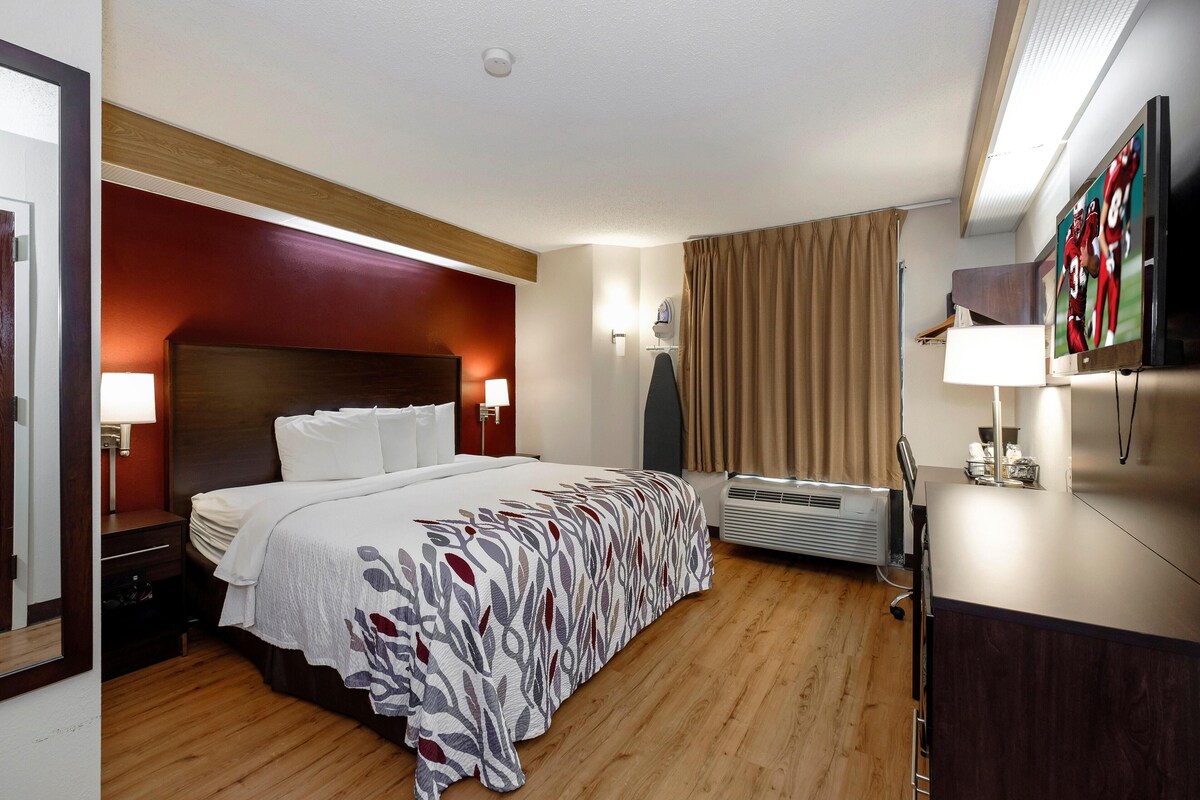 Desk, laptop workspace, iron/ironing board, rollaway beds