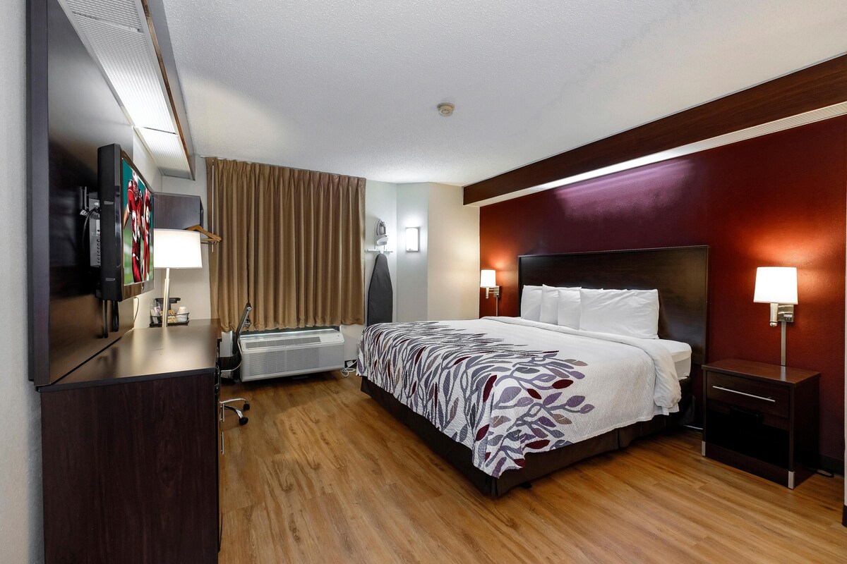 Desk, laptop workspace, iron/ironing board, rollaway beds