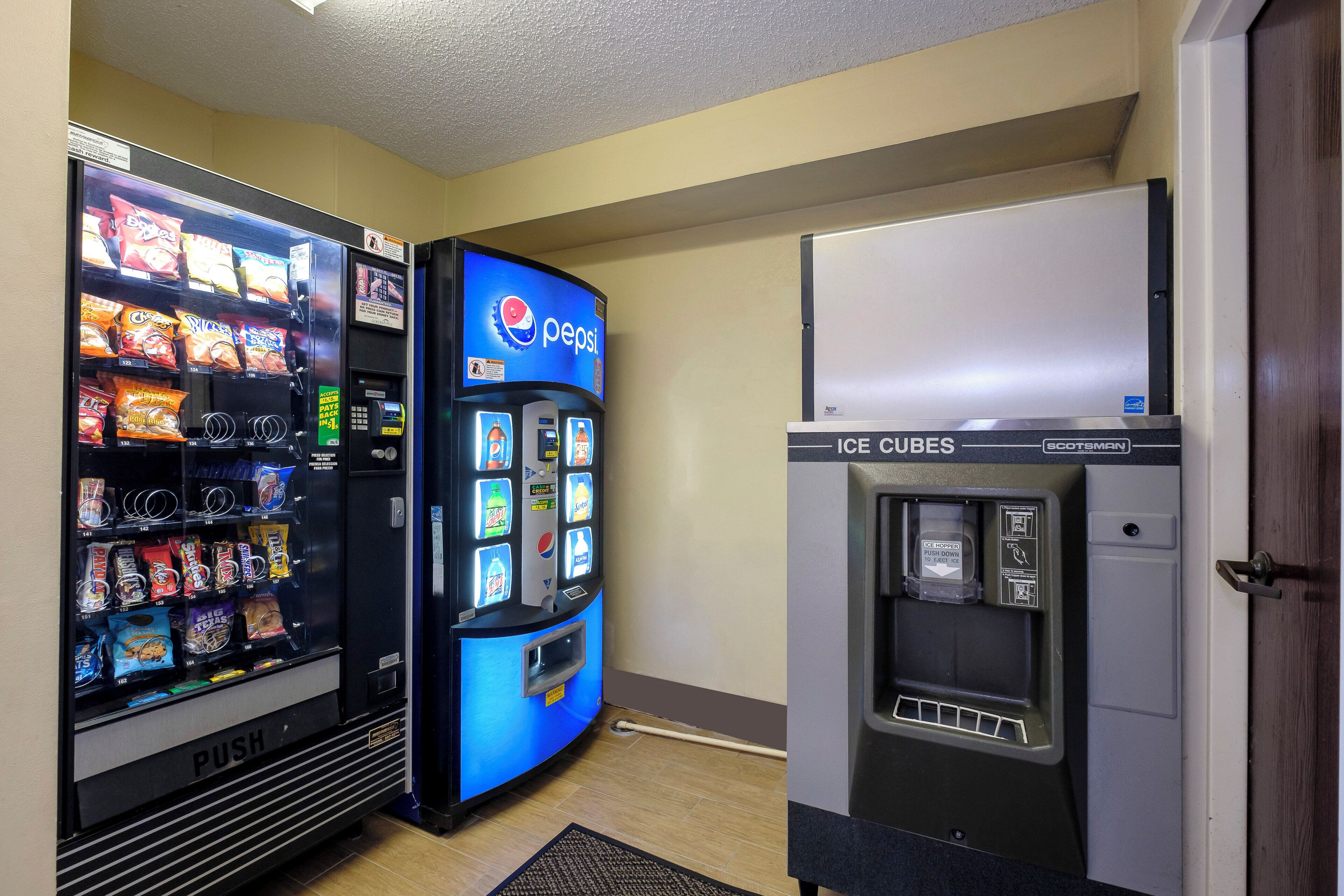 Zona de máquinas expendedoras con aperitivos, Pepsi y dispensador de hielo.