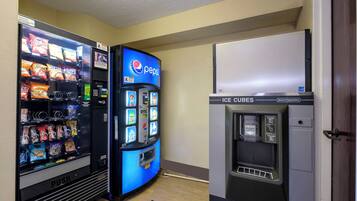Zona de máquinas expendedoras con aperitivos, Pepsi y dispensador de hielo.