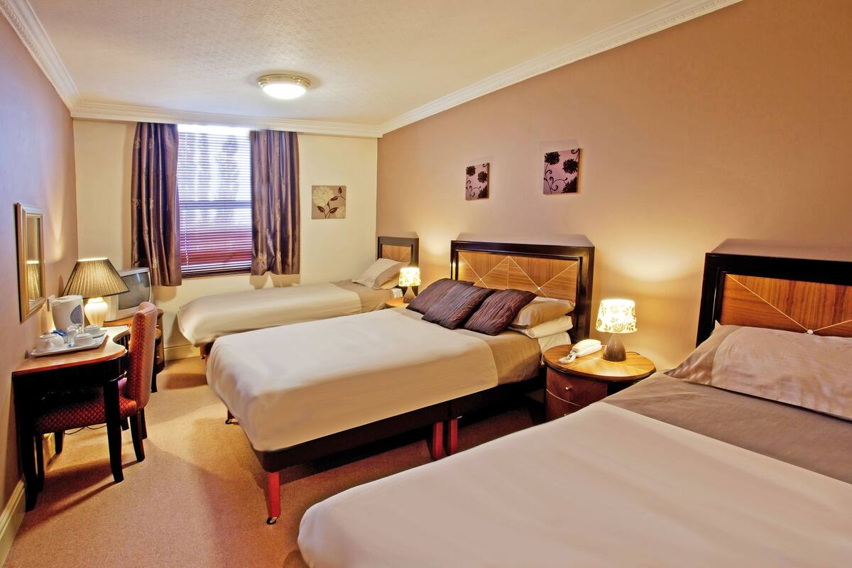 In-room safe, desk, bed sheets