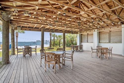 Best Western Navarre Waterfront