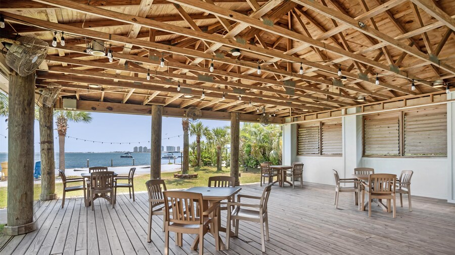 Best Western Navarre Waterfront