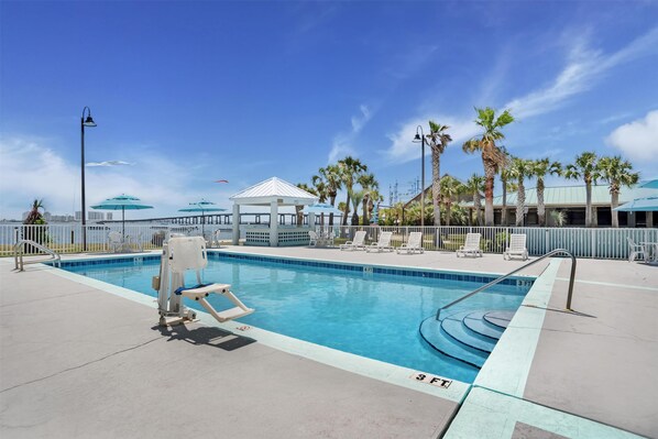 Piscina a l'aire lliure (horari: 08:30-23:00), para-sols i gandules 