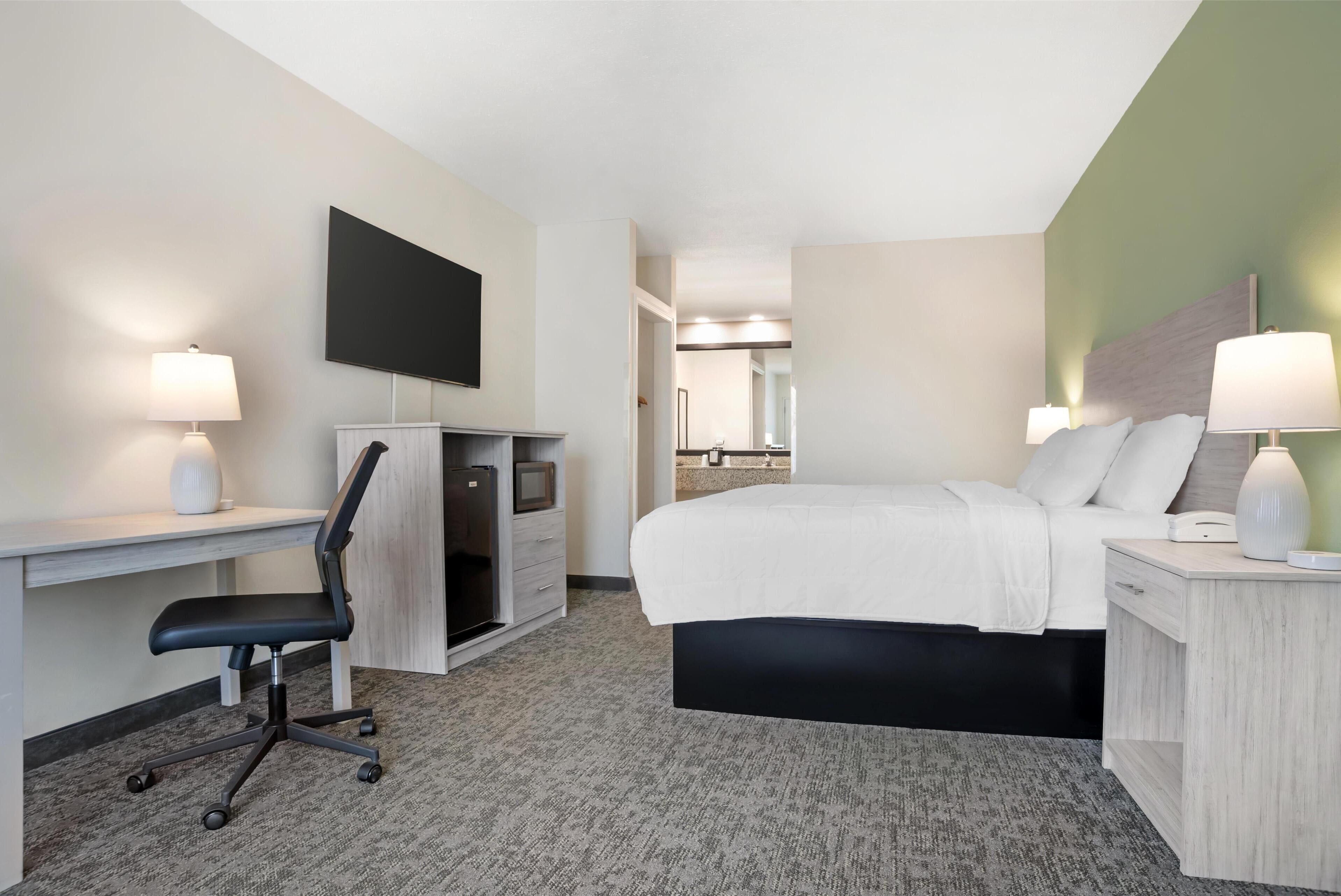 1 bedroom, premium bedding, desk, laptop workspace