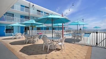 Una piscina al aire libre (de 08:30 a 23:00), sombrillas, tumbonas