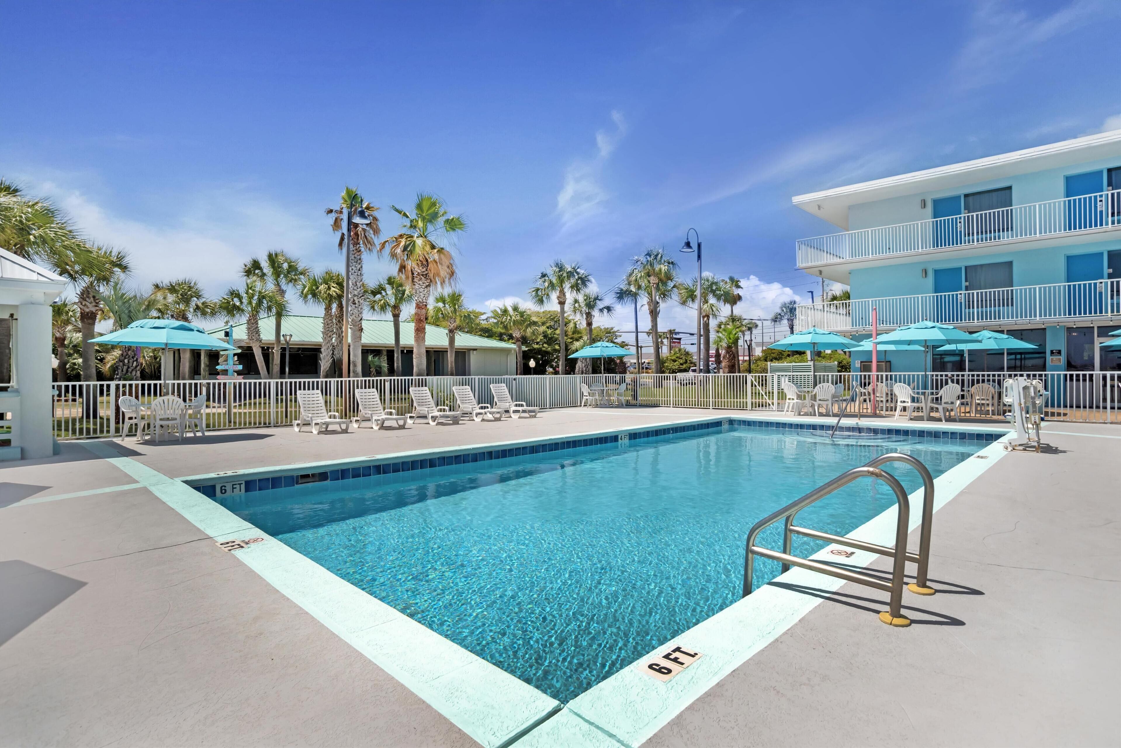 室外游泳池，08:30 至 23:00 开放，池畔遮阳伞，日光浴躺椅