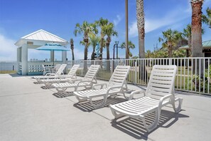 Outdoor pool, open 8:30 AM to 11:00 PM, pool umbrellas, sun loungers - Best Western Navarre Waterfront (Navarre)