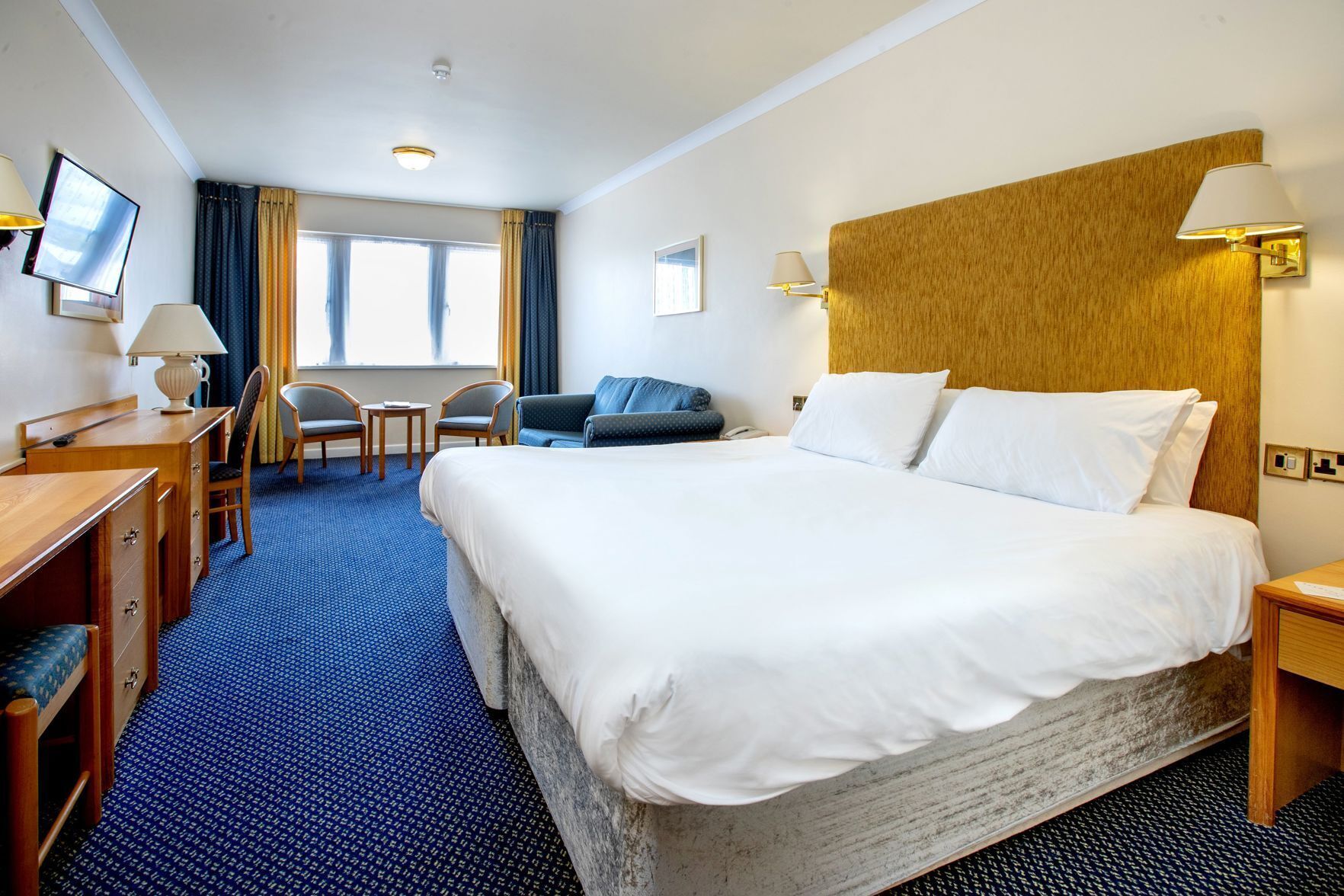 مساحة عمل للكمبيوتر المحمول وستائر تعتيم ومكواة/لوح كي وواي فاي مجانًا