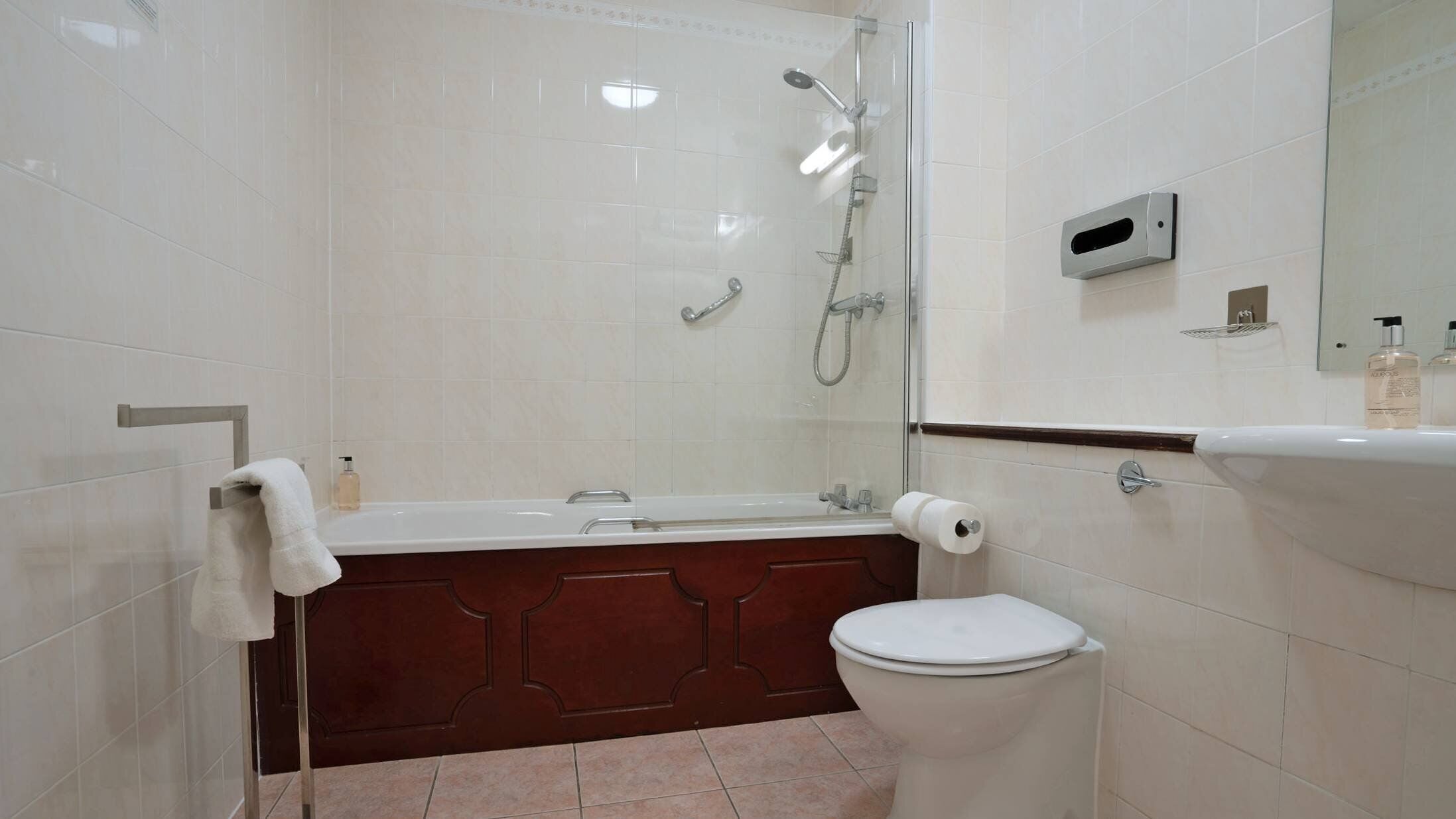Un bagno con vasca, servizi igienici e zona doccia.