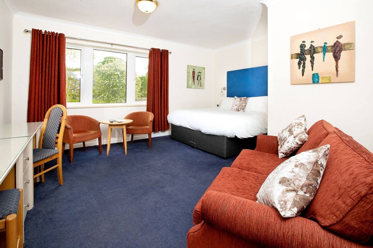 Espacio para trabajar con laptop y cortinas blackout