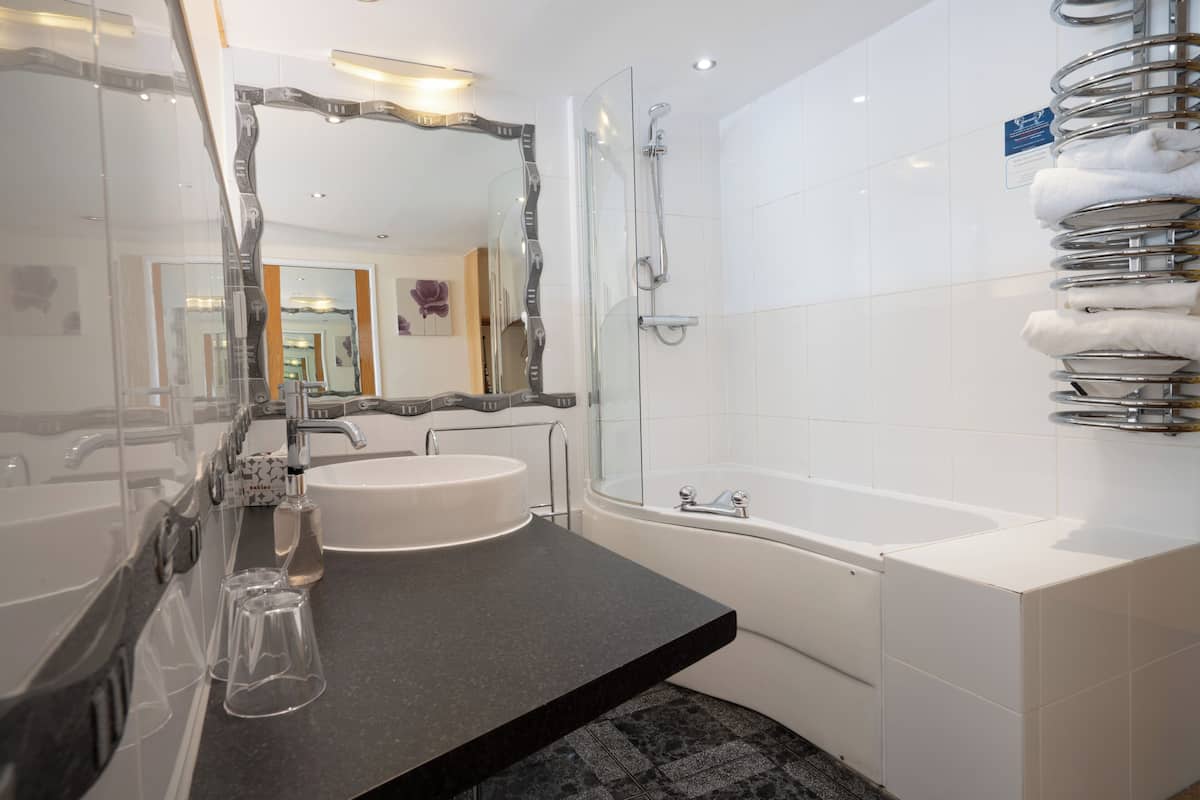 standard twin room, 2 single beds | bathroom | free toiletries, hair dryer, towels