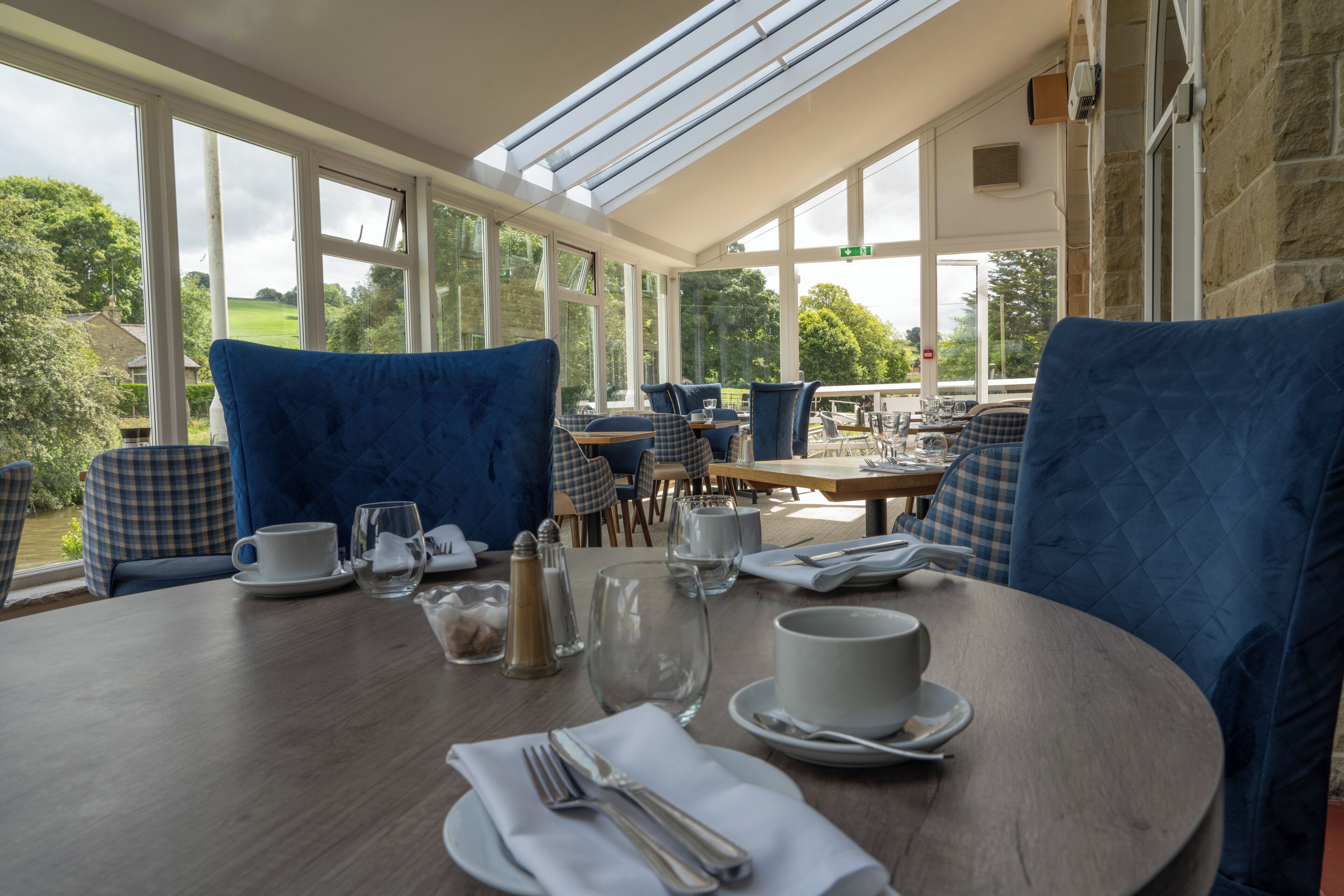 breakfast and dinner served, international cuisine