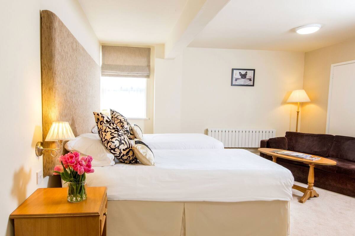 Espacio para trabajar con laptop y cortinas blackout