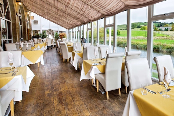 Breakfast and dinner served, international cuisine