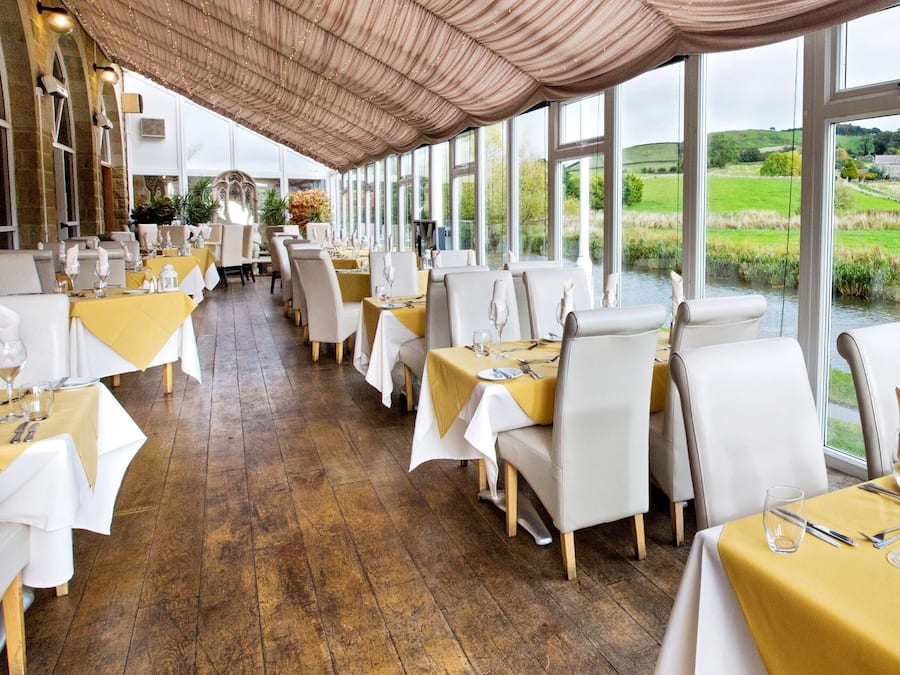 Melayani sarapan dan makan malam dengan sajian masakan internasional