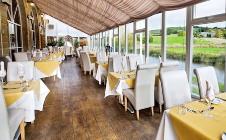 Se sirven desayunos, cenas y cocina internacional . The Skipton Hotel - Formerly Hotel Rendezvous