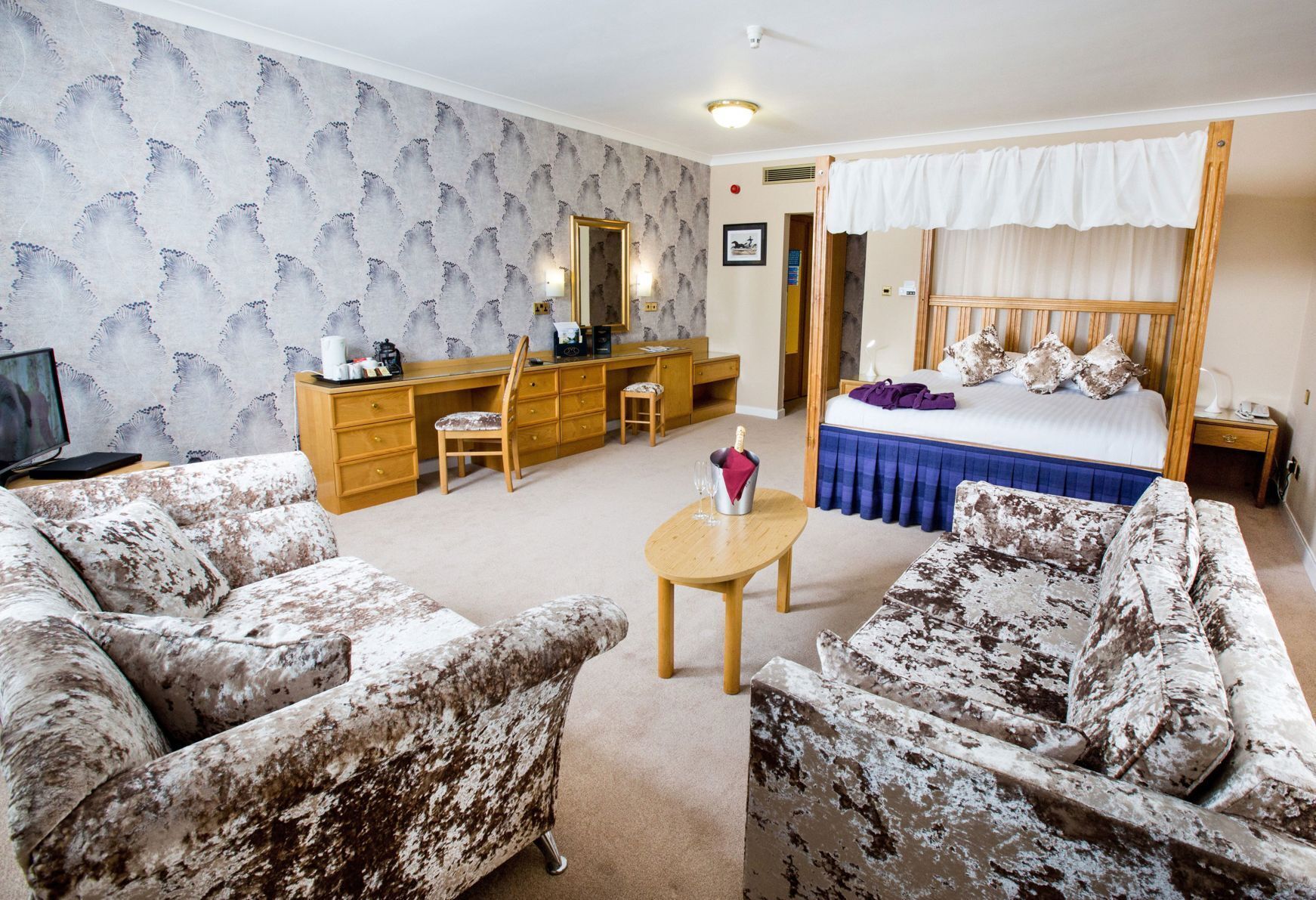 مساحة عمل للكمبيوتر المحمول وستائر تعتيم ومكواة/لوح كي وواي فاي مجانًا