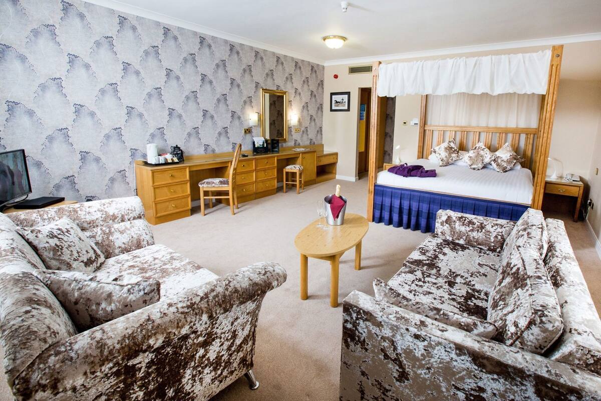 Espacio para trabajar con laptop y cortinas blackout