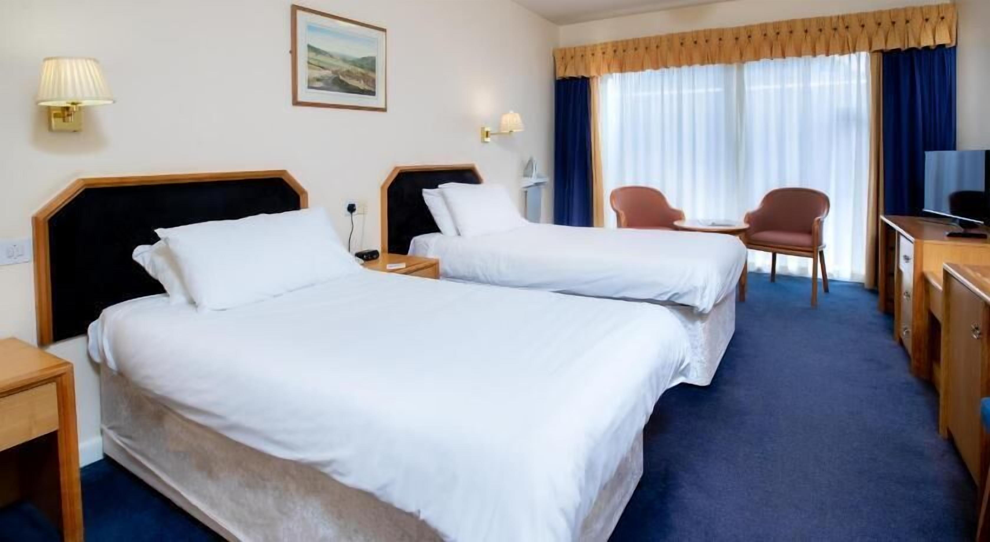 مساحة عمل للكمبيوتر المحمول وستائر تعتيم ومكواة/لوح كي وواي فاي مجانًا