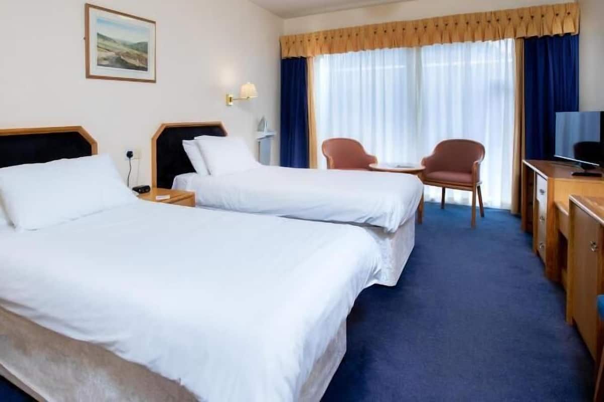 Laptop workspace, blackout drapes, iron/ironing board, free WiFi