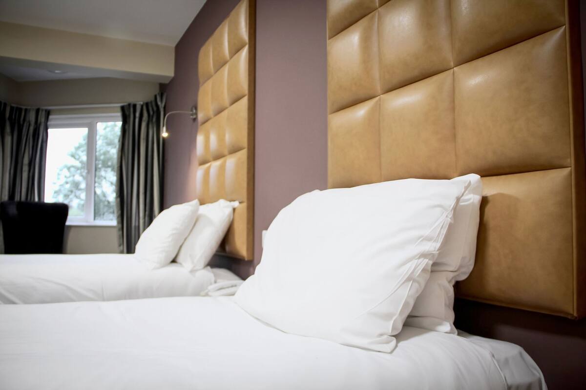 Espacio para trabajar con laptop y cortinas blackout