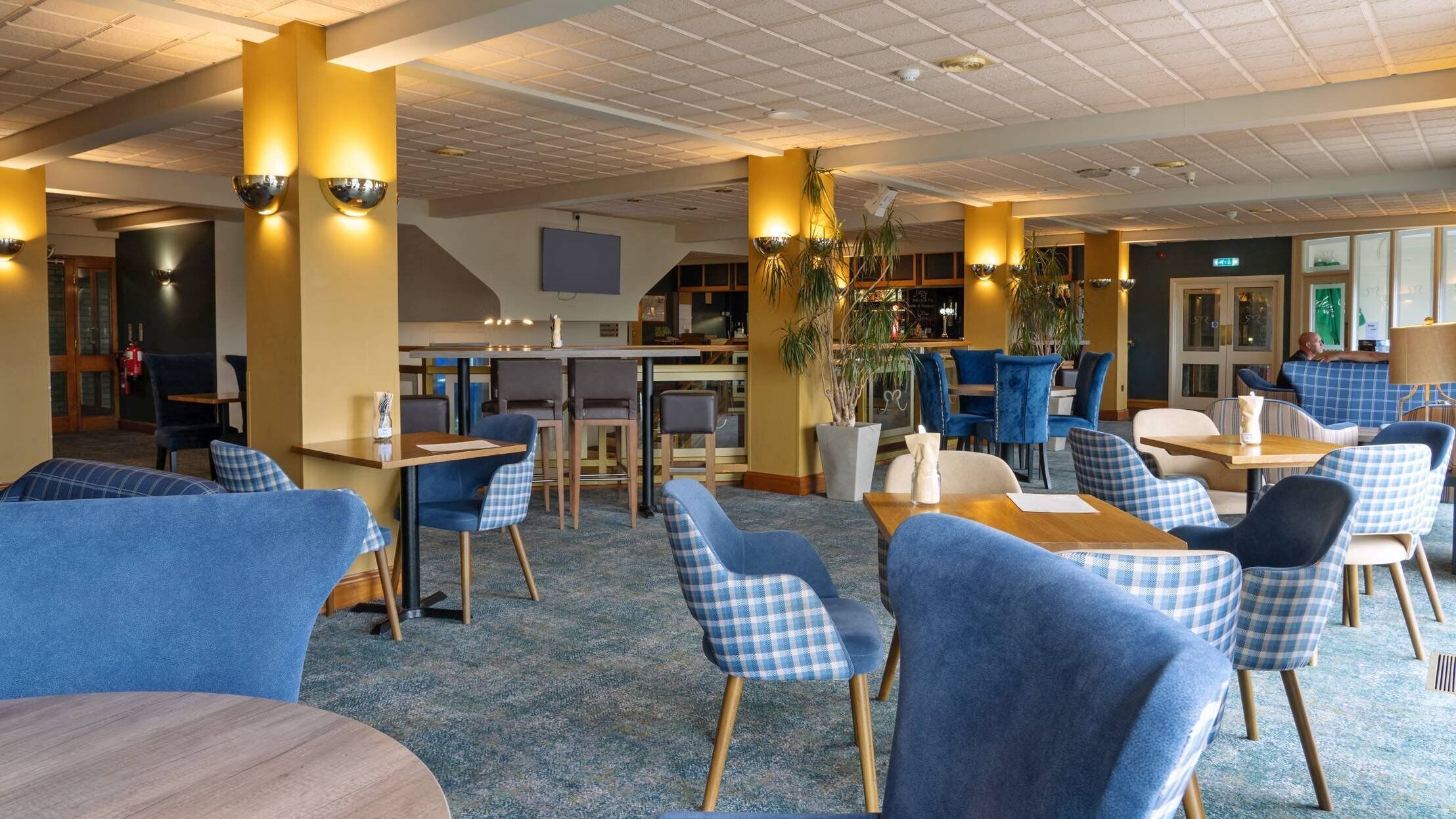 serves lunch, dinner and brunch