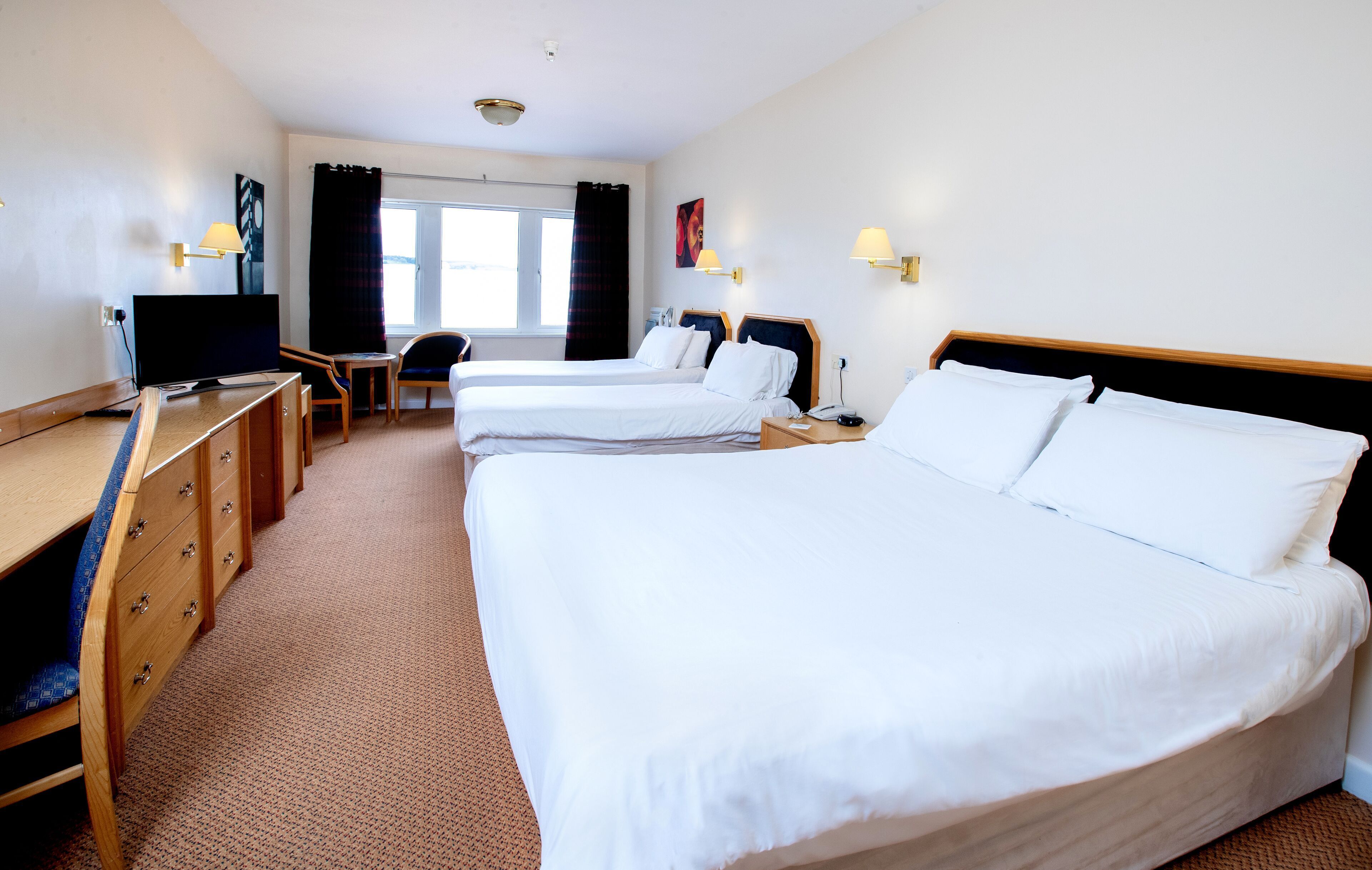 مساحة عمل للكمبيوتر المحمول وستائر تعتيم ومكواة/لوح كي وواي فاي مجانًا