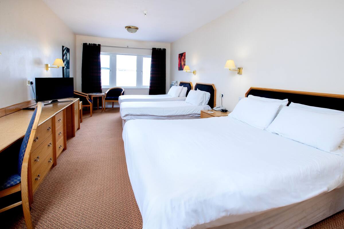 مساحة عمل للكمبيوتر المحمول وستائر تعتيم ومكواة/لوح كي وواي فاي مجانًا