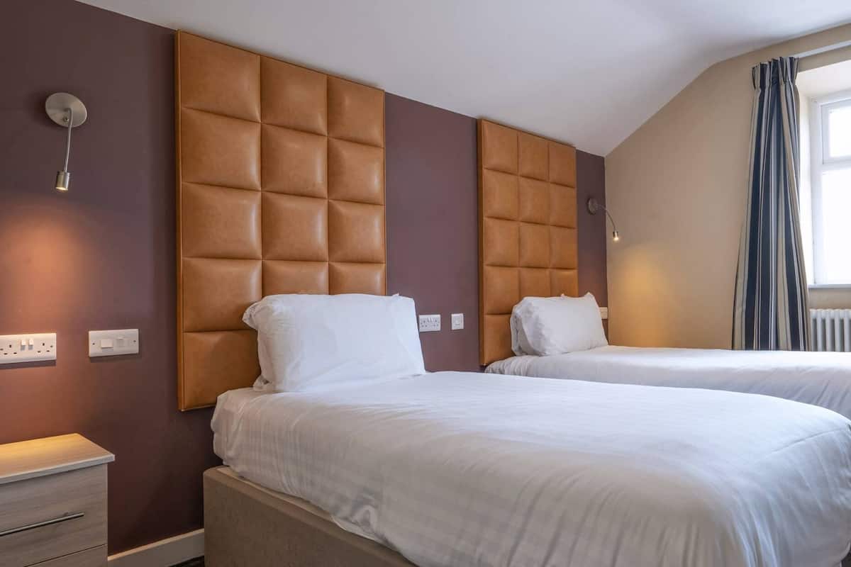 Standard Twin Room, 2 Katil Bujang (Single) | Ruang kerja komputer riba, langsir/tirai gelap terus