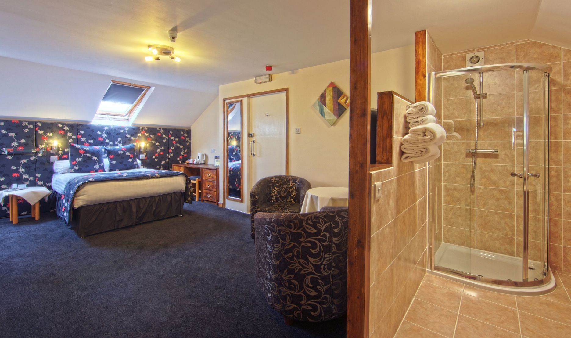 مساحة عمل للكمبيوتر المحمول وستائر تعتيم ومكواة/لوح كي وواي فاي مجانًا