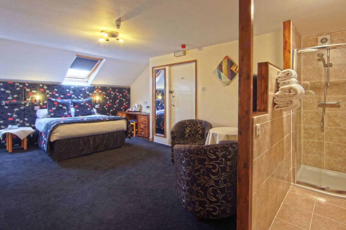 Espacio para trabajar con laptop y cortinas blackout