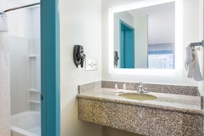 Dusche, umweltfreundliche Kosmetikartikel, Haartrockner, Handtücher