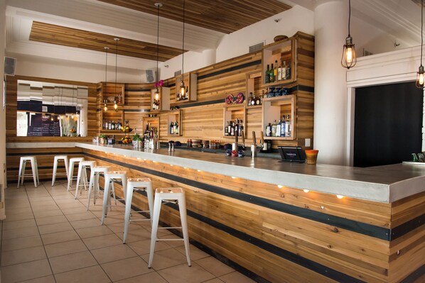 Bar (trong khuôn viên)