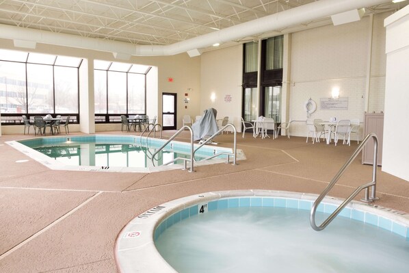 Indoor pool - Drury Inn & Suites St. Louis Airport (St. Louis)