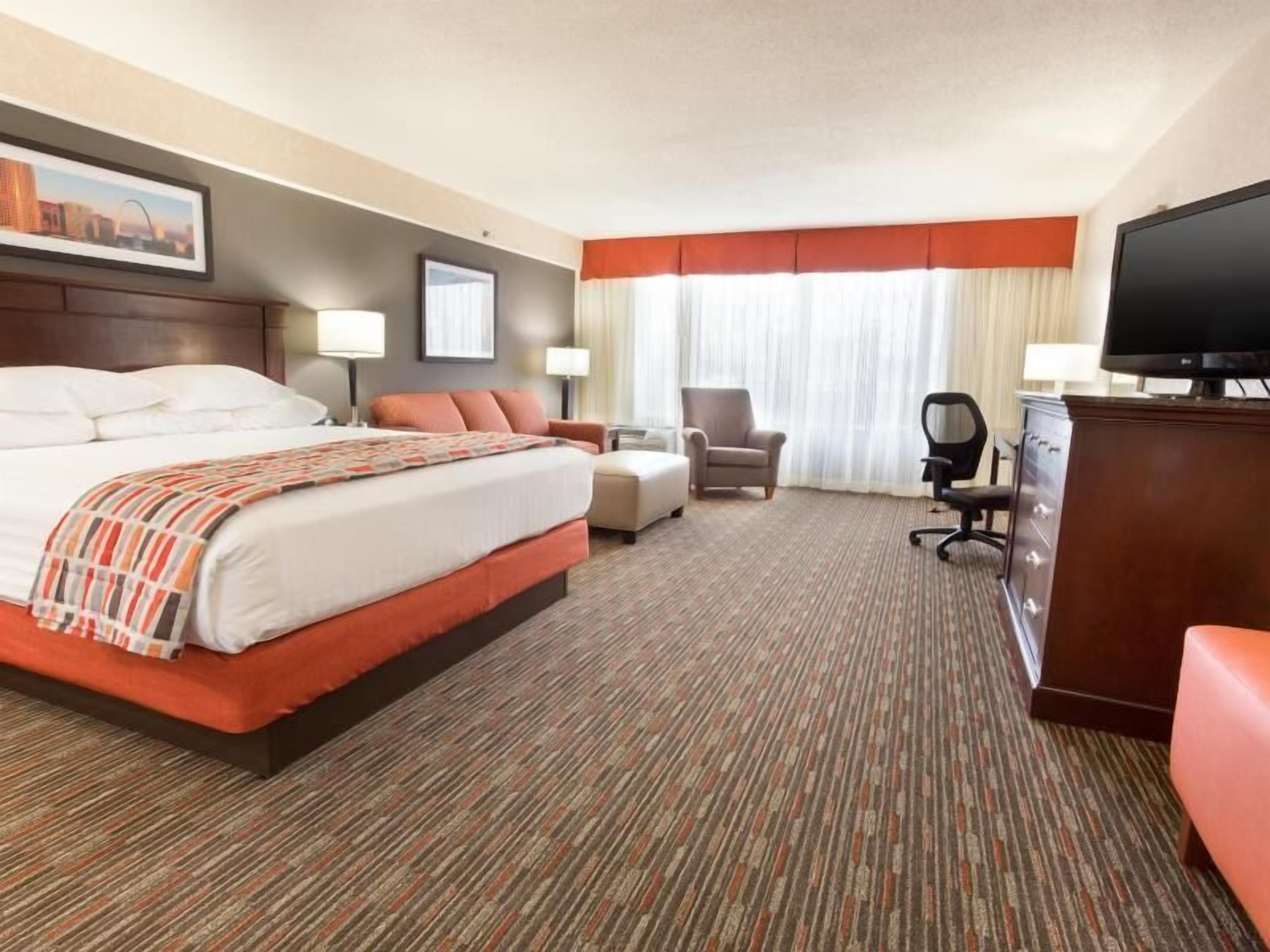 Escritorio, cortinas blackout y tabla de planchar con plancha 