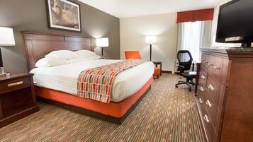 1 makuuhuone, työpöytä, pimennysverhot, silitysrauta/-lauta