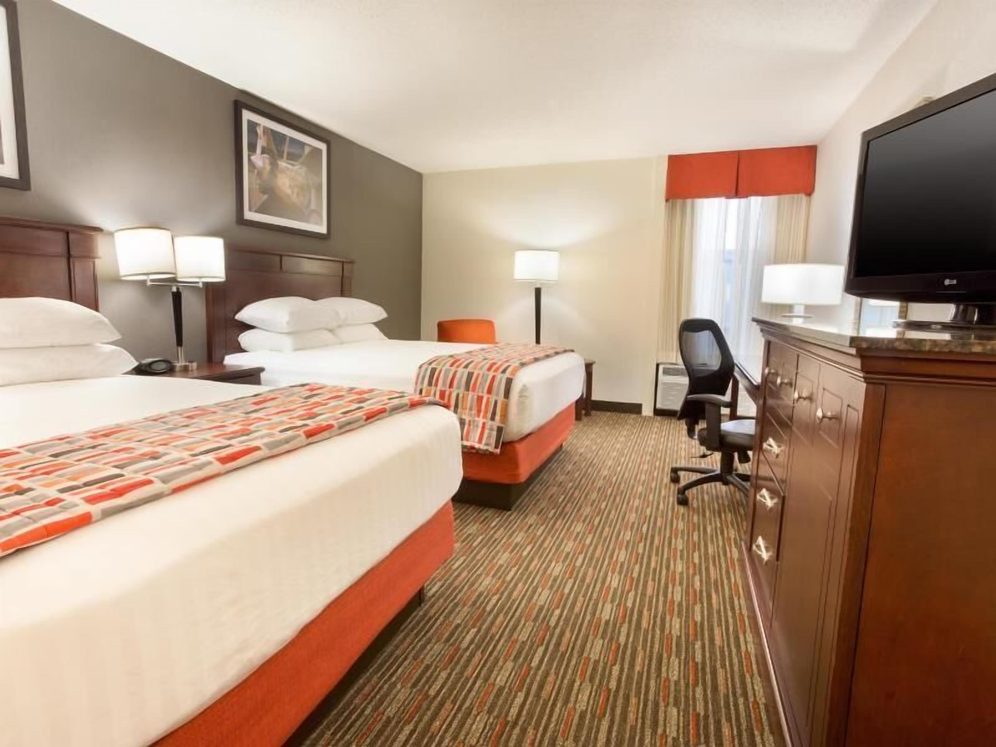 Escritorio, cortinas blackout y tabla de planchar con plancha 