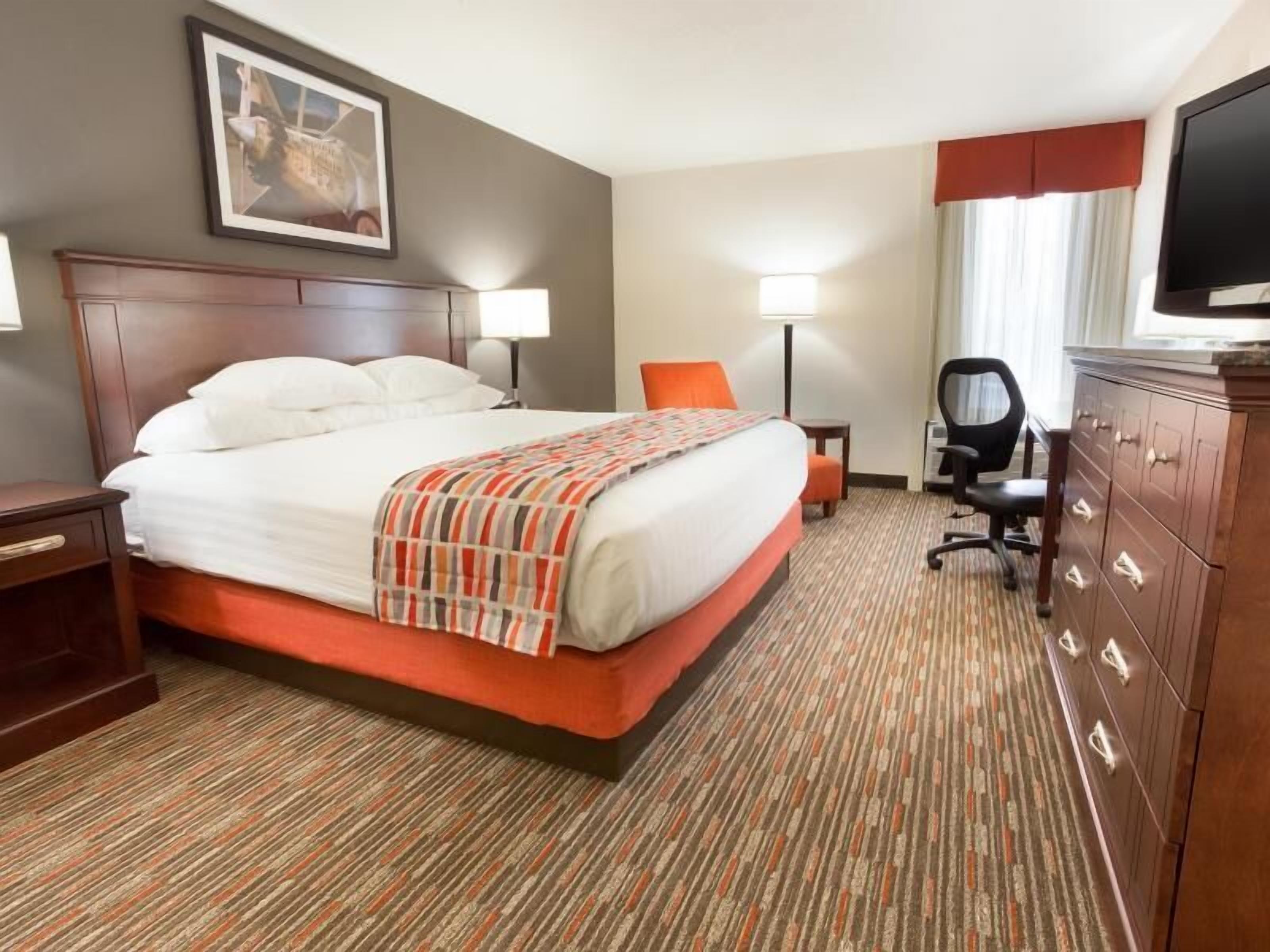 Escritorio, cortinas blackout y tabla de planchar con plancha 