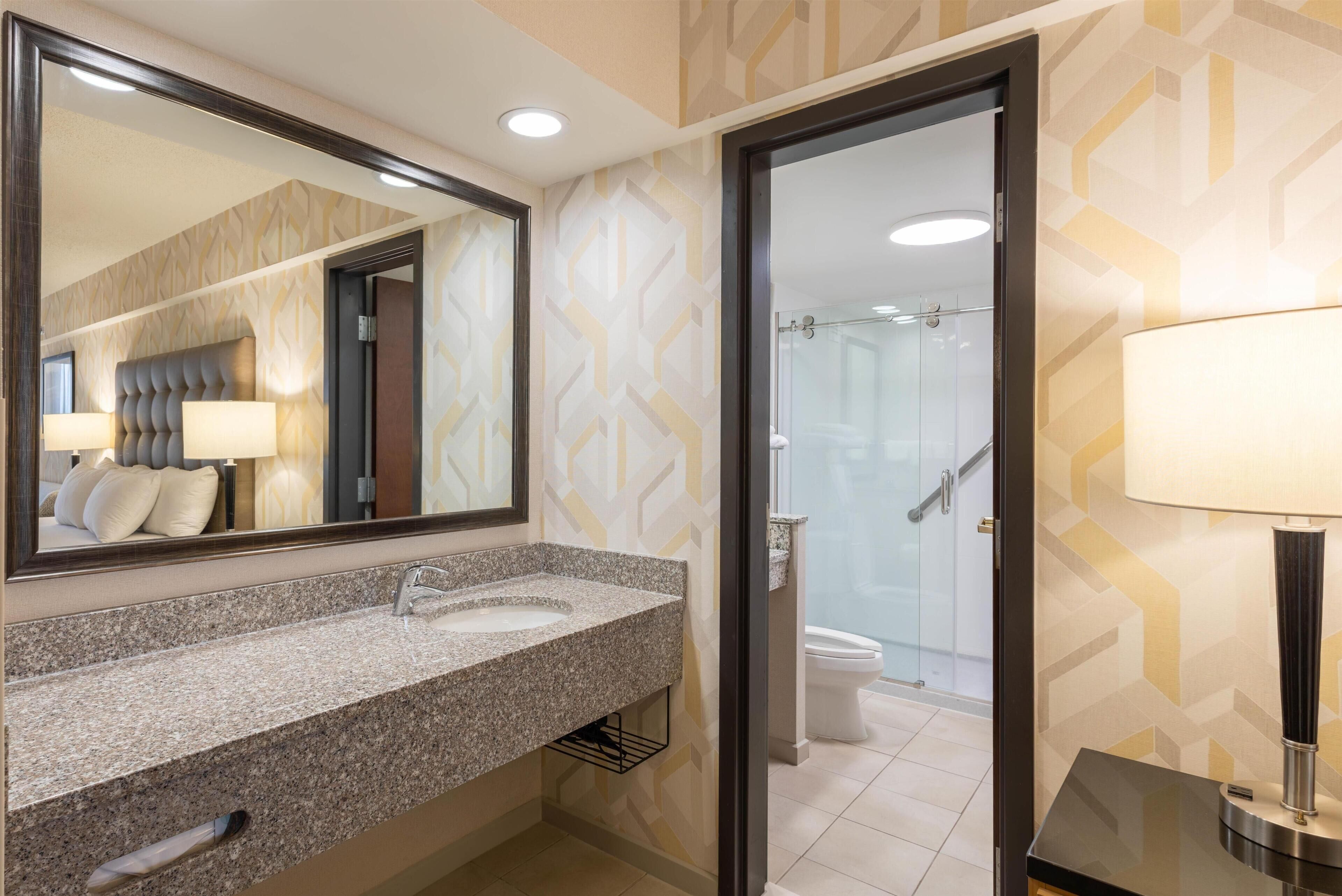 Combined shower/tub, free toiletries, hair dryer, towels
